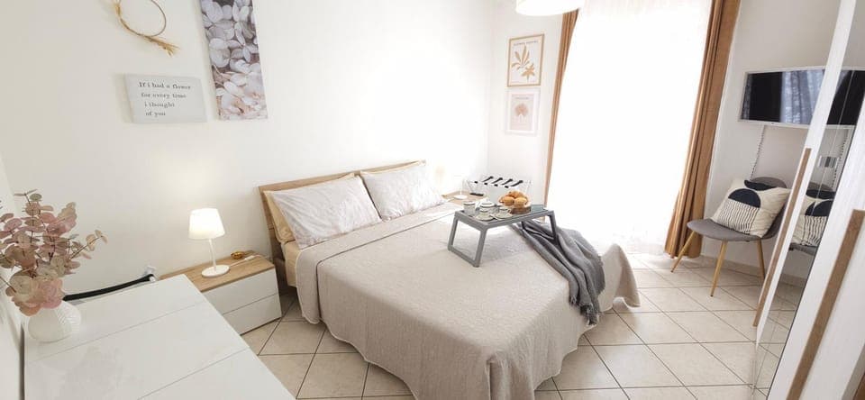 Bed, TV and multimedia, Photo of the whole room, Bedroom, furniture, heating, internet, wardrobe, wedding