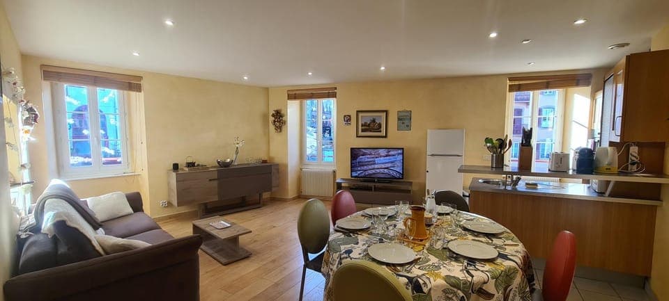 TV and multimedia, Kitchen or kitchenette, Living room, Seating area, Dining area, kitchen