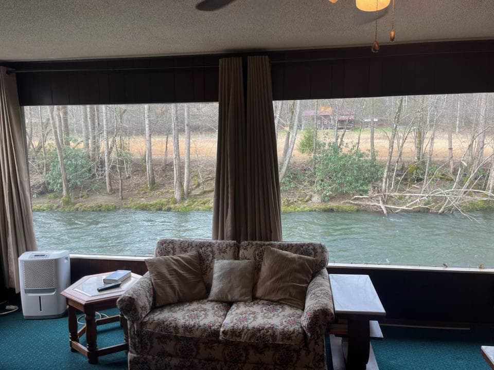 Riversong Chalet in Pittman Center