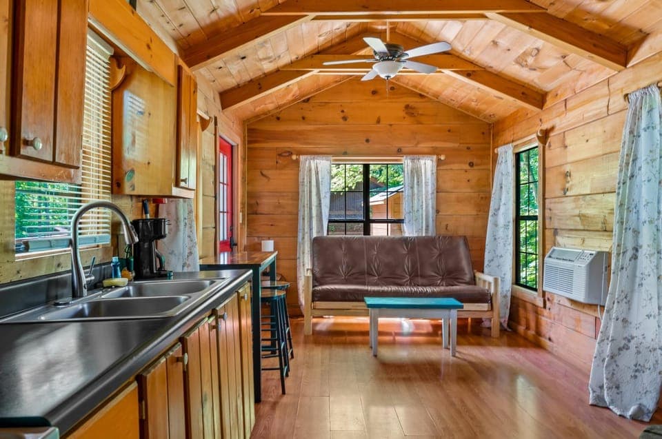 Mountain View, Hot Tub, King Bed, WiFi, Fire Place House in Pittman Center