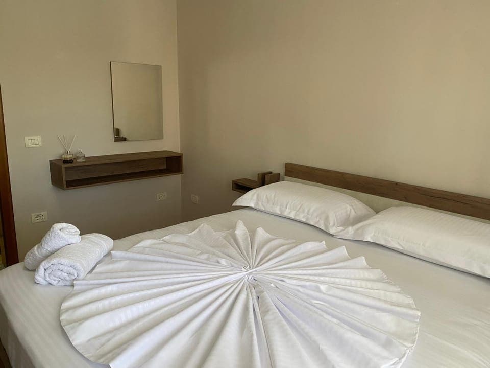 Bed, Bedroom, towels