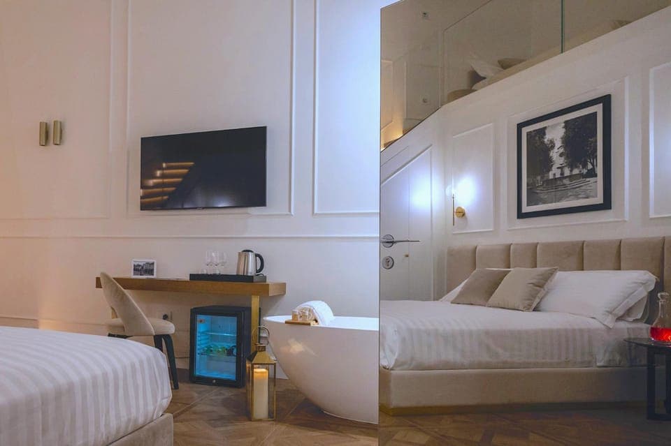 Bed, TV and multimedia, Living room, Photo of the whole room, Seating area, Bedroom