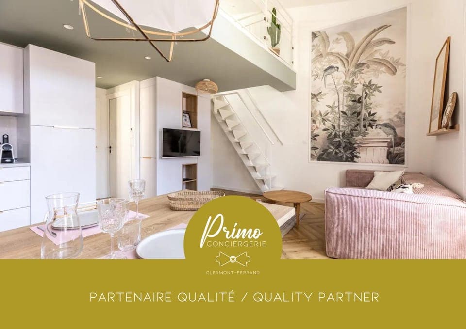 Property logo or sign, TV and multimedia, Living room, Logo/Certificate/Sign, Text overlay, concierge, kitchen