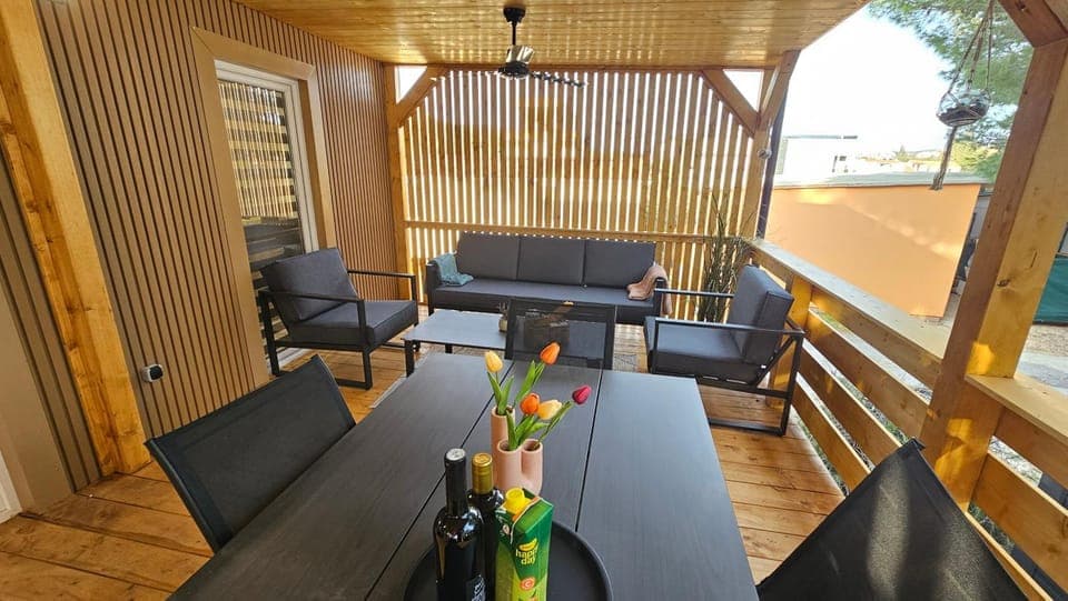 Day, Balcony/Terrace, Seating area, Dining area