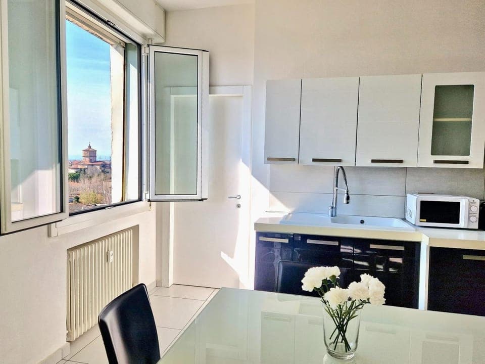 Kitchen or kitchenette, Dining area, City view, minibar, pet friendly, stove