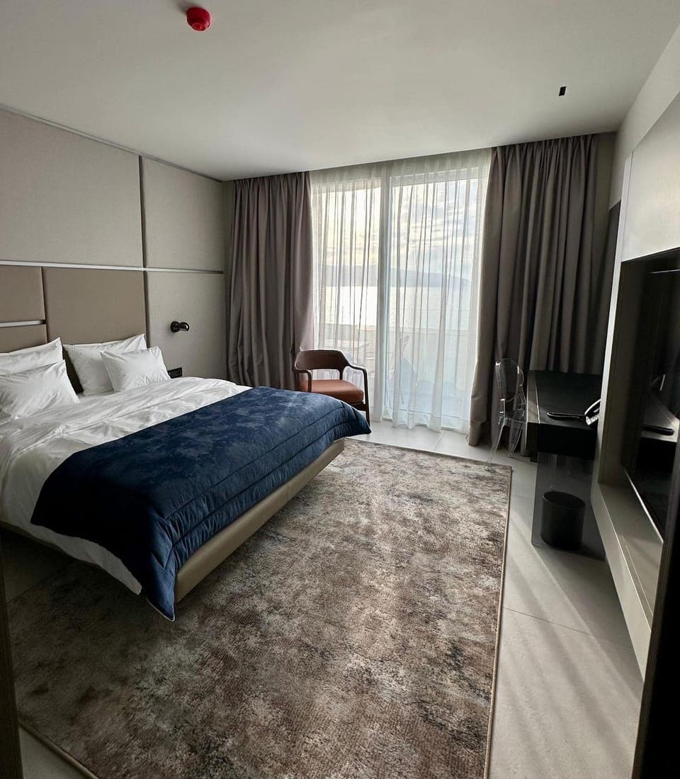 TV and multimedia, Photo of the whole room, Bedroom