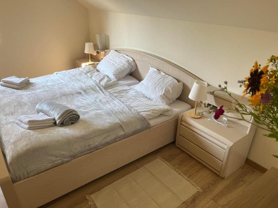 Bed, Photo of the whole room, Bedroom, towels