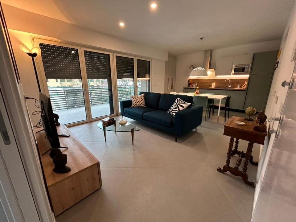 Kitchen or kitchenette, Living room, Seating area, Dining area