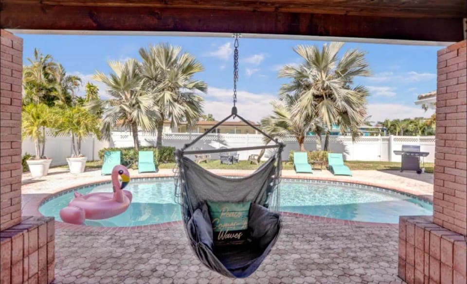 Patio, Swimming pool, sunbed