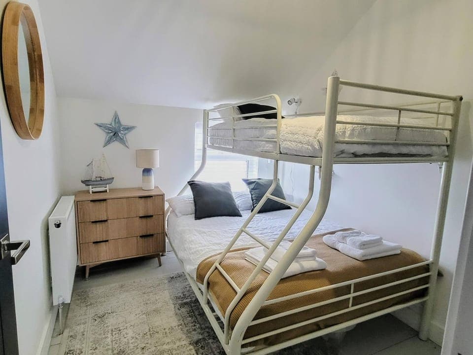 Bed, Bedroom, bunk bed