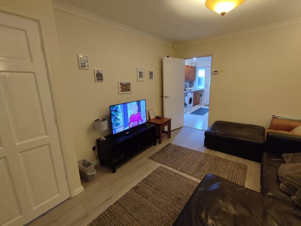 Communal lounge/ TV room, TV and multimedia, Living room, Seating area, Evening entertainment