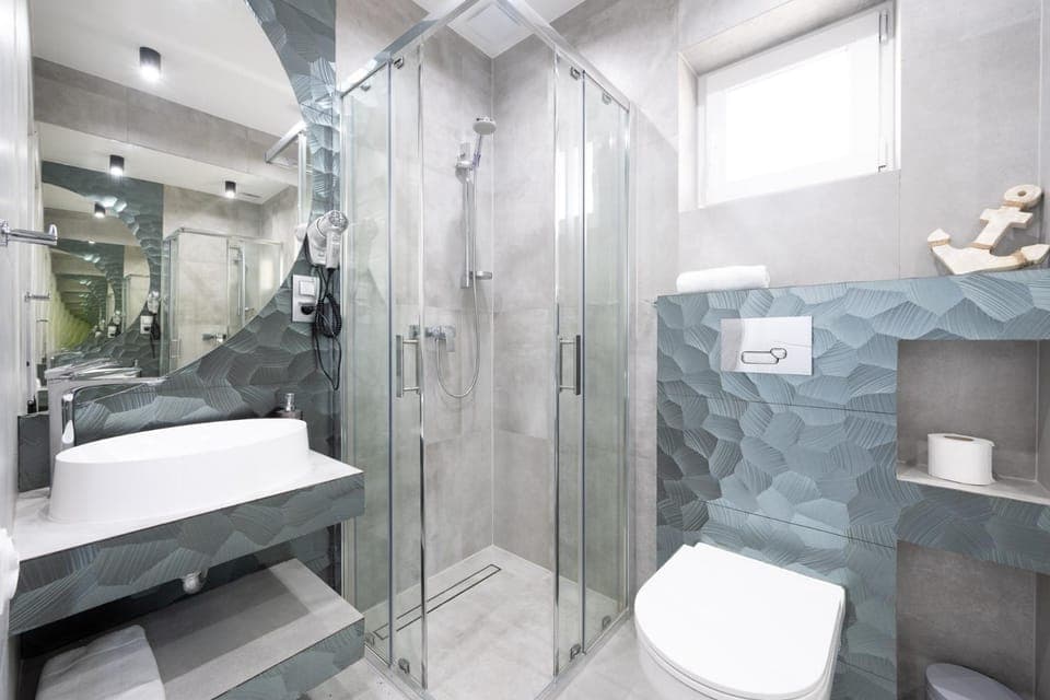 Shower, Toilet, Bathroom, towels