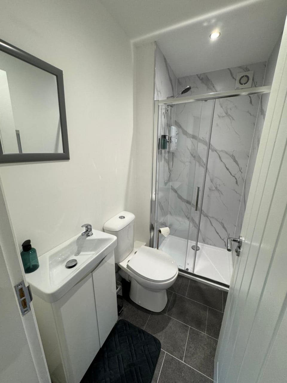 Shower, Toilet, Bathroom, towels