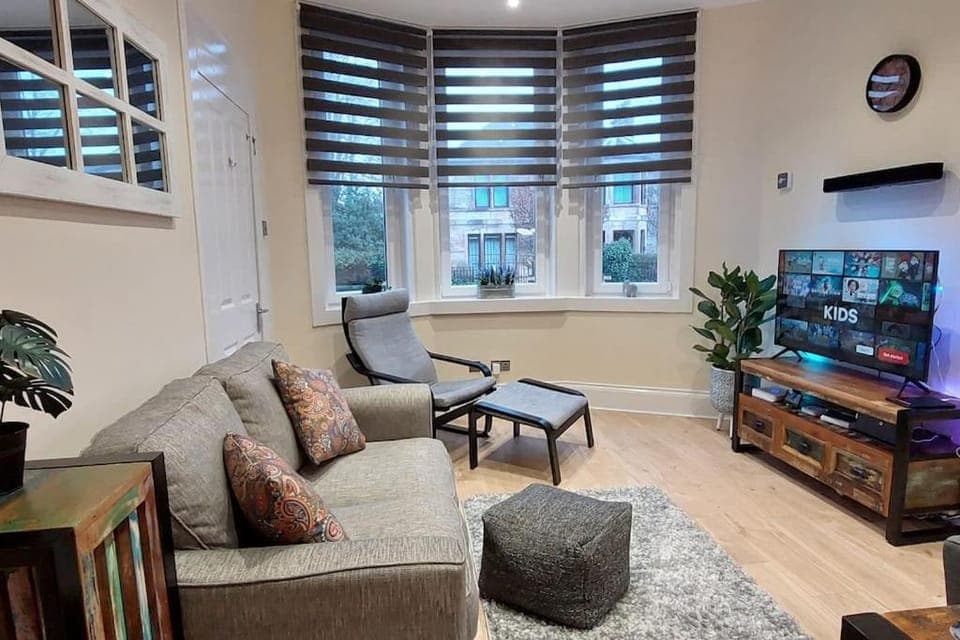 Communal lounge/ TV room, TV and multimedia, Living room, Seating area, Evening entertainment