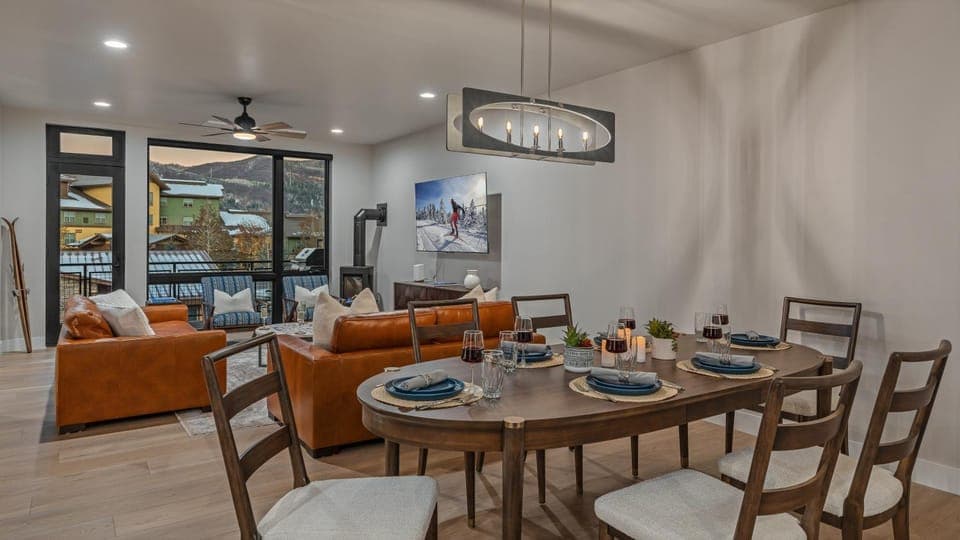 TV and multimedia, Living room, Dining area, Mountain view