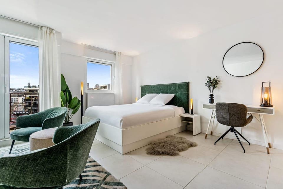 Bed, Living room, Photo of the whole room, Seating area, Bedroom