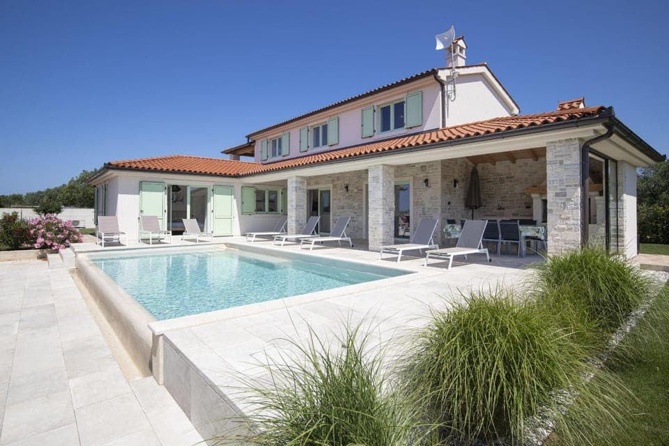 Property building, Swimming pool, sunbed