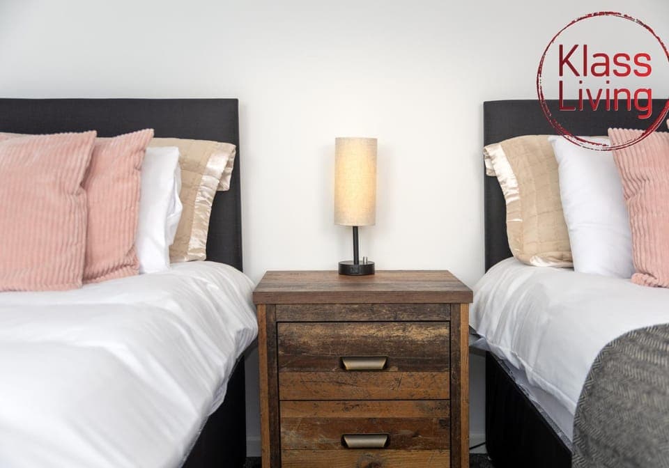 Bed, Decorative detail, Bedroom, Guests, group of guests, cot, Family