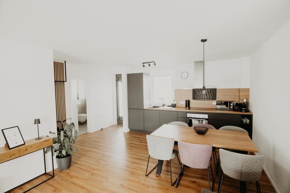 Kitchen or kitchenette, Living room, Seating area, Dining area