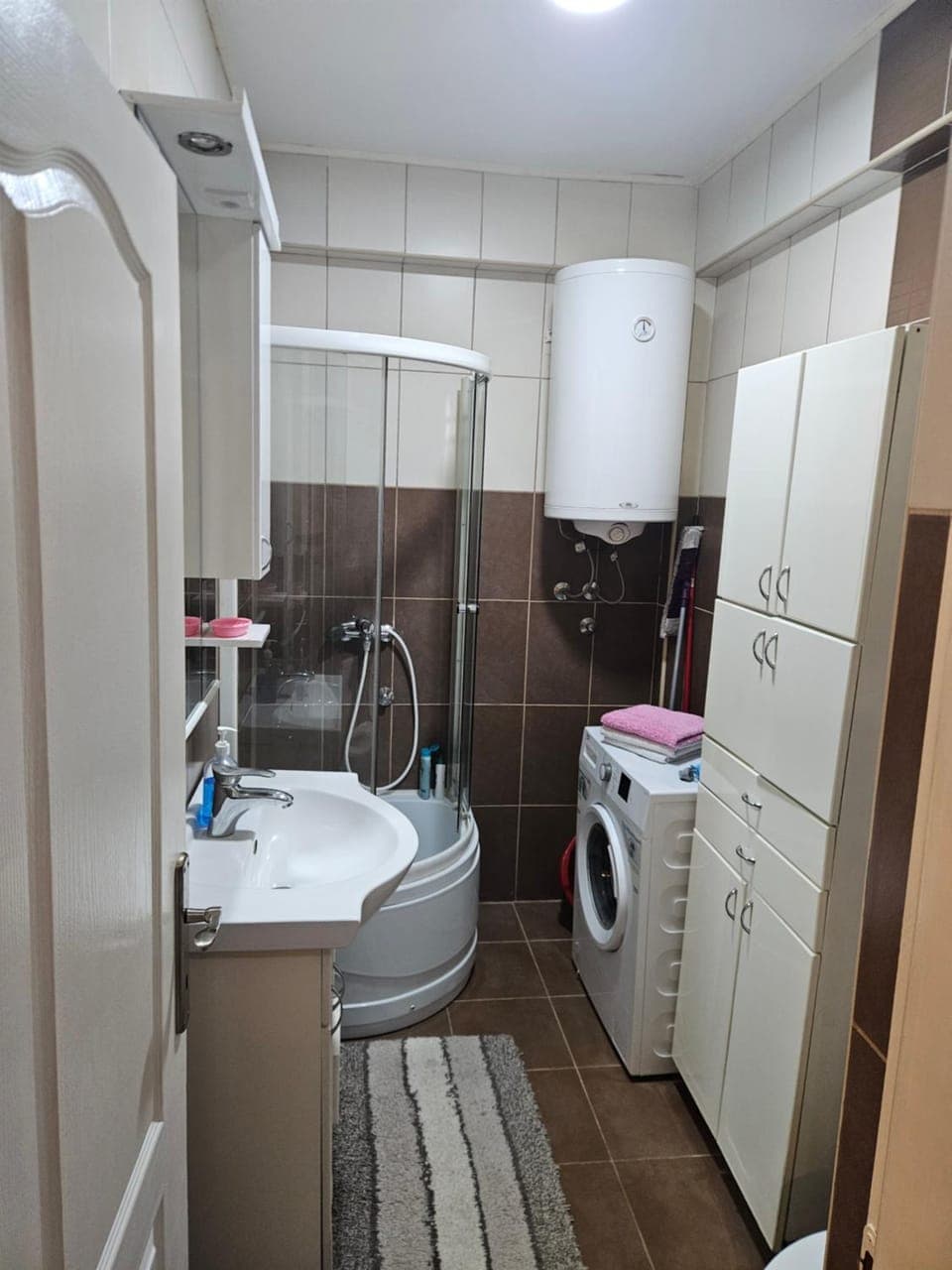 Shower, Toilet, Bathroom, towels, washing machine