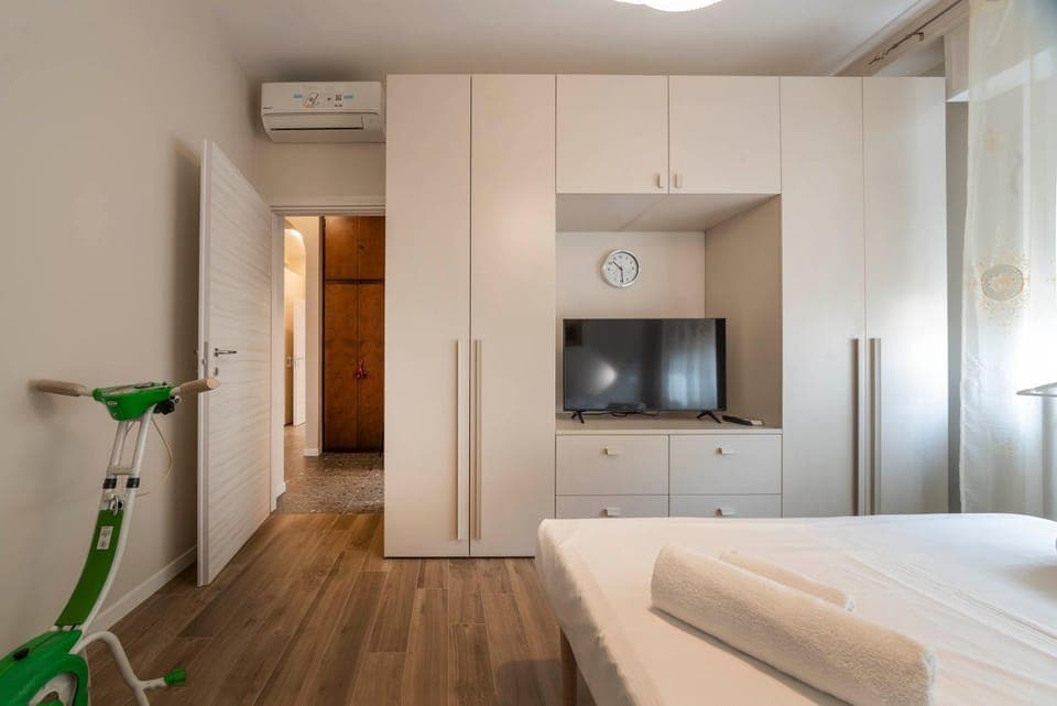 Bed, TV and multimedia, Photo of the whole room, Bedroom, wardrobe, air conditioner