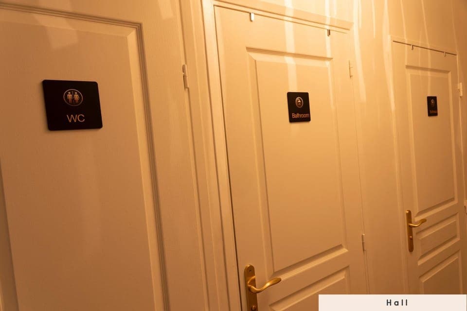 Toilet, Bathroom, Internal: Not applicable to any particular room