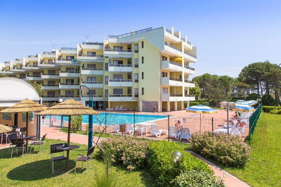 Property building, Garden, Garden view, Pool view, Swimming pool