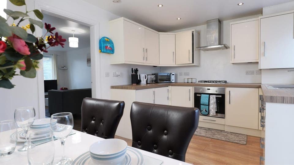 Coffee/tea facilities, Kitchen or kitchenette, Living room, Seating area, Dining area, minibar, pet friendly, stove, toaster