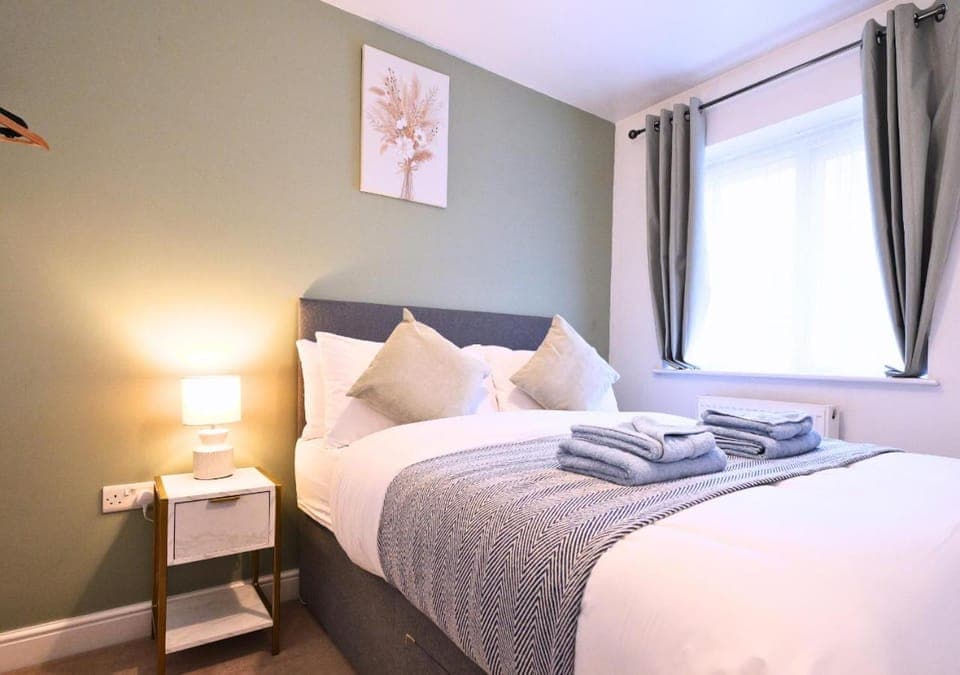 Bed, Photo of the whole room, Bedroom, towels