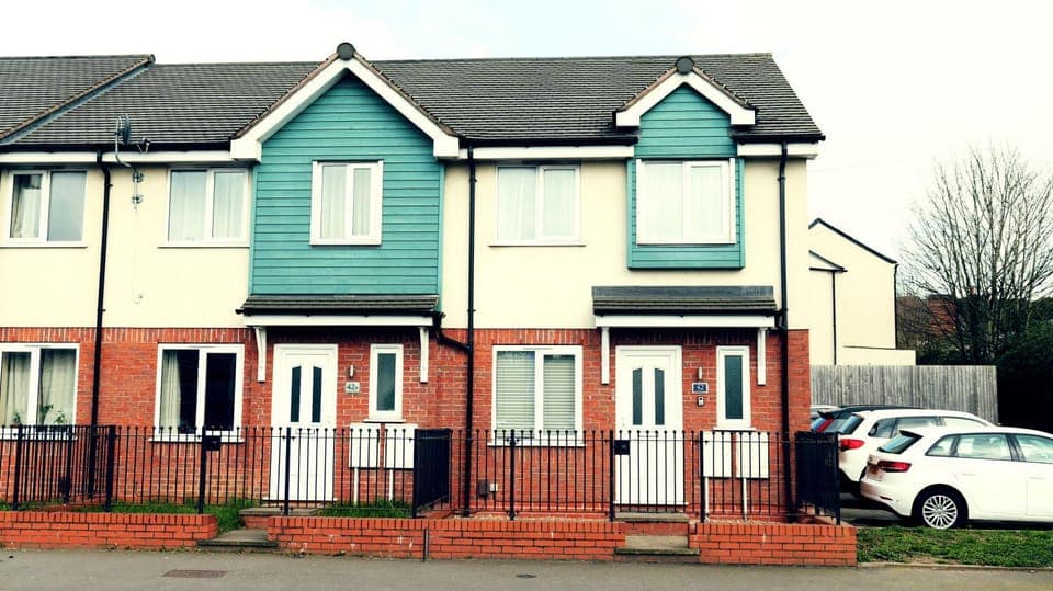 Property building, Facade/entrance, Day, Neighbourhood, Street view, Parking