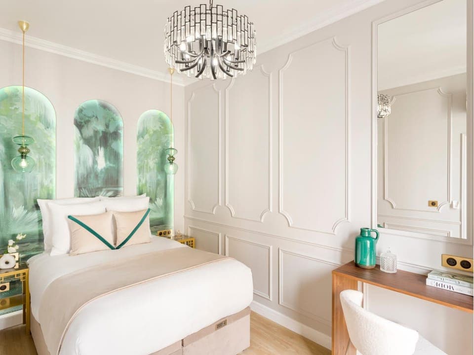 Bed, Photo of the whole room, Seating area, Bedroom