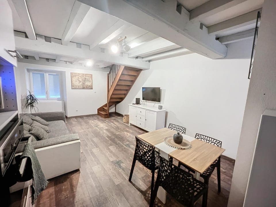 TV and multimedia, Kitchen or kitchenette, Living room, Seating area