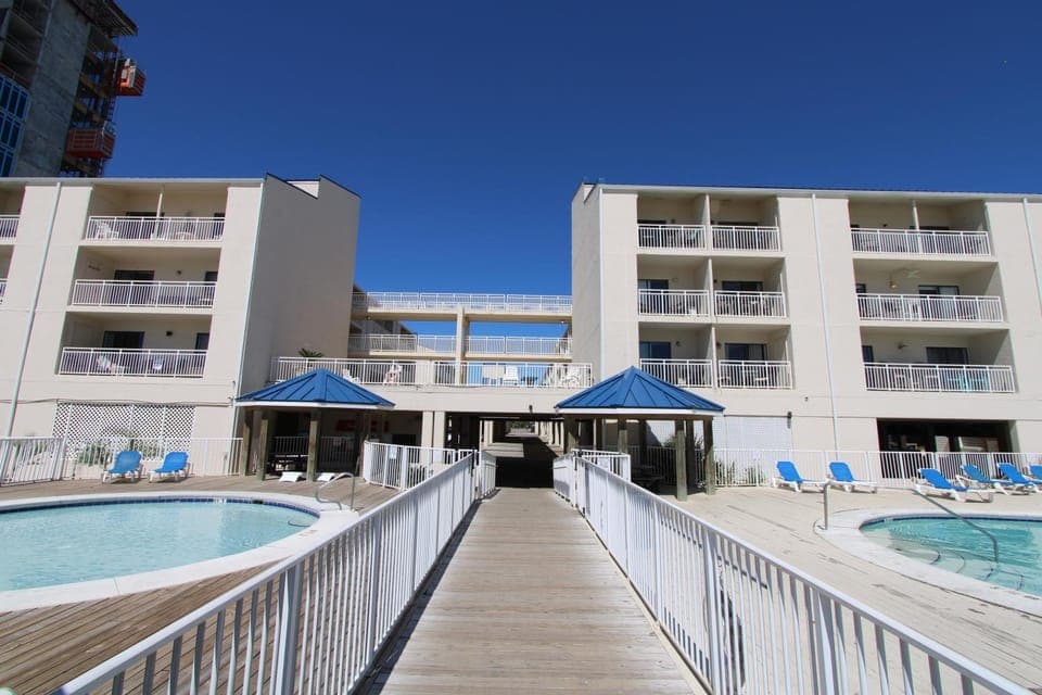 Property building, Day, Swimming pool, sunbed