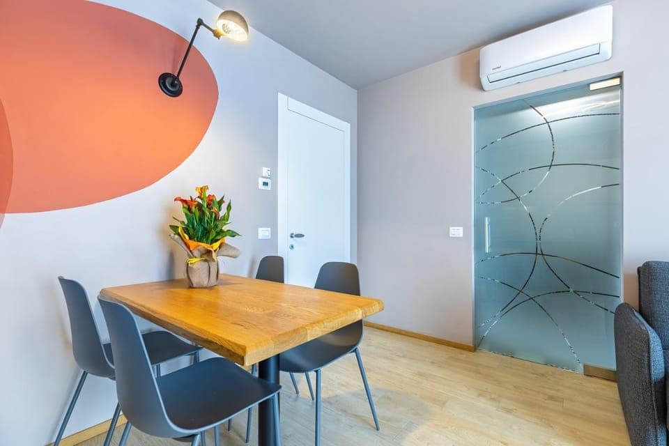 Living room, Seating area, Dining area, air conditioner