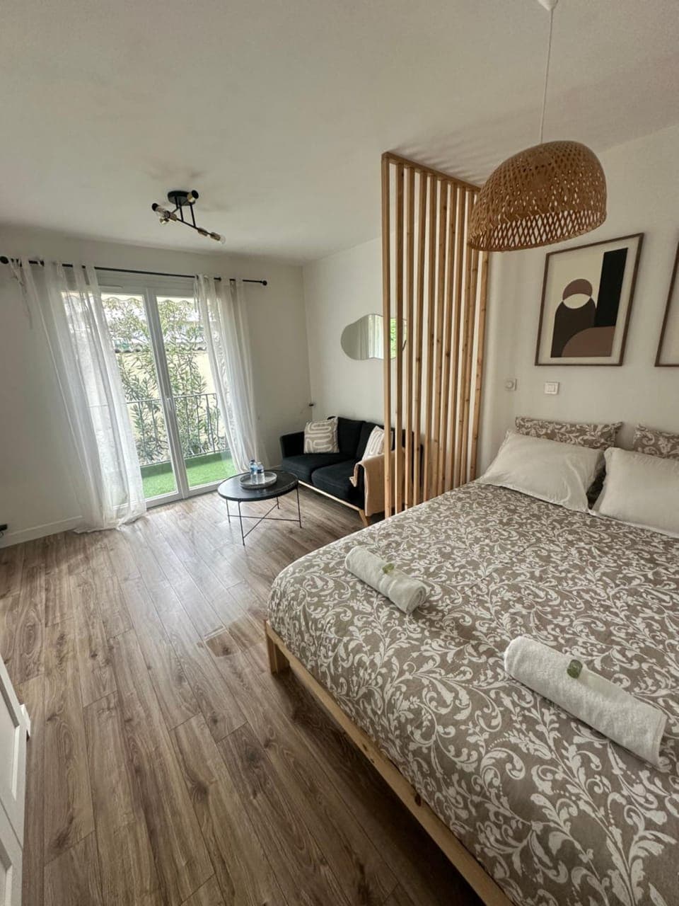 Bed, Living room, Photo of the whole room