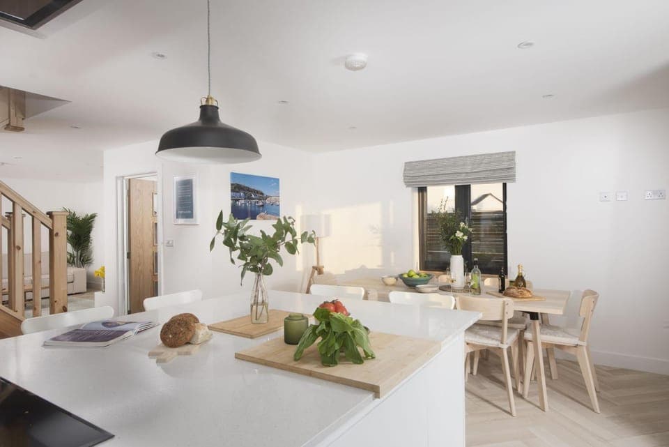 Property building, TV and multimedia, Kitchen or kitchenette, Seating area, Dining area