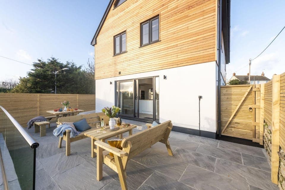 Property building, Patio, Balcony/Terrace, Seating area, Dining area