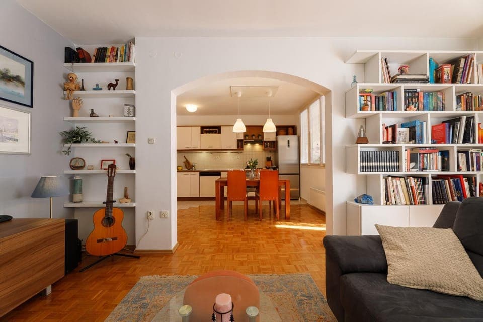 Kitchen or kitchenette, Living room, Seating area, Dining area