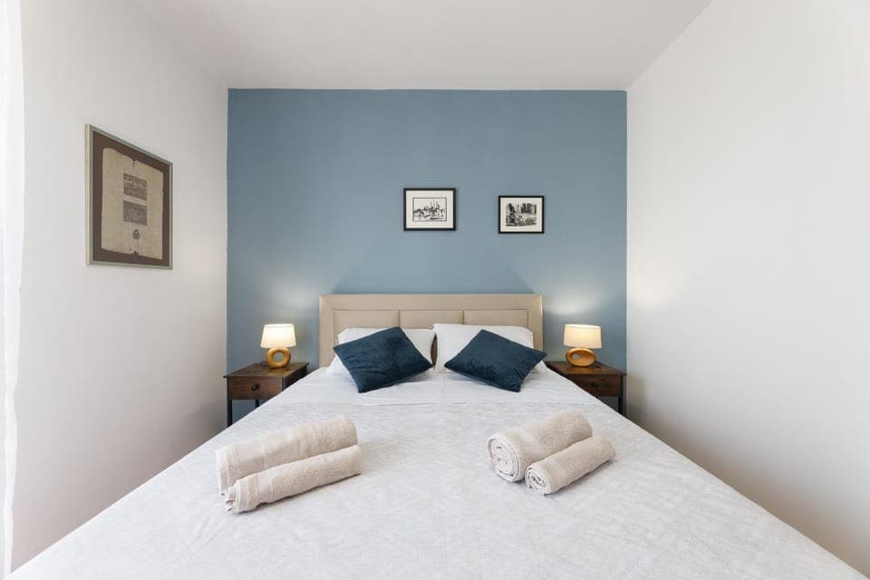 Bed, Photo of the whole room, Bedroom, towels