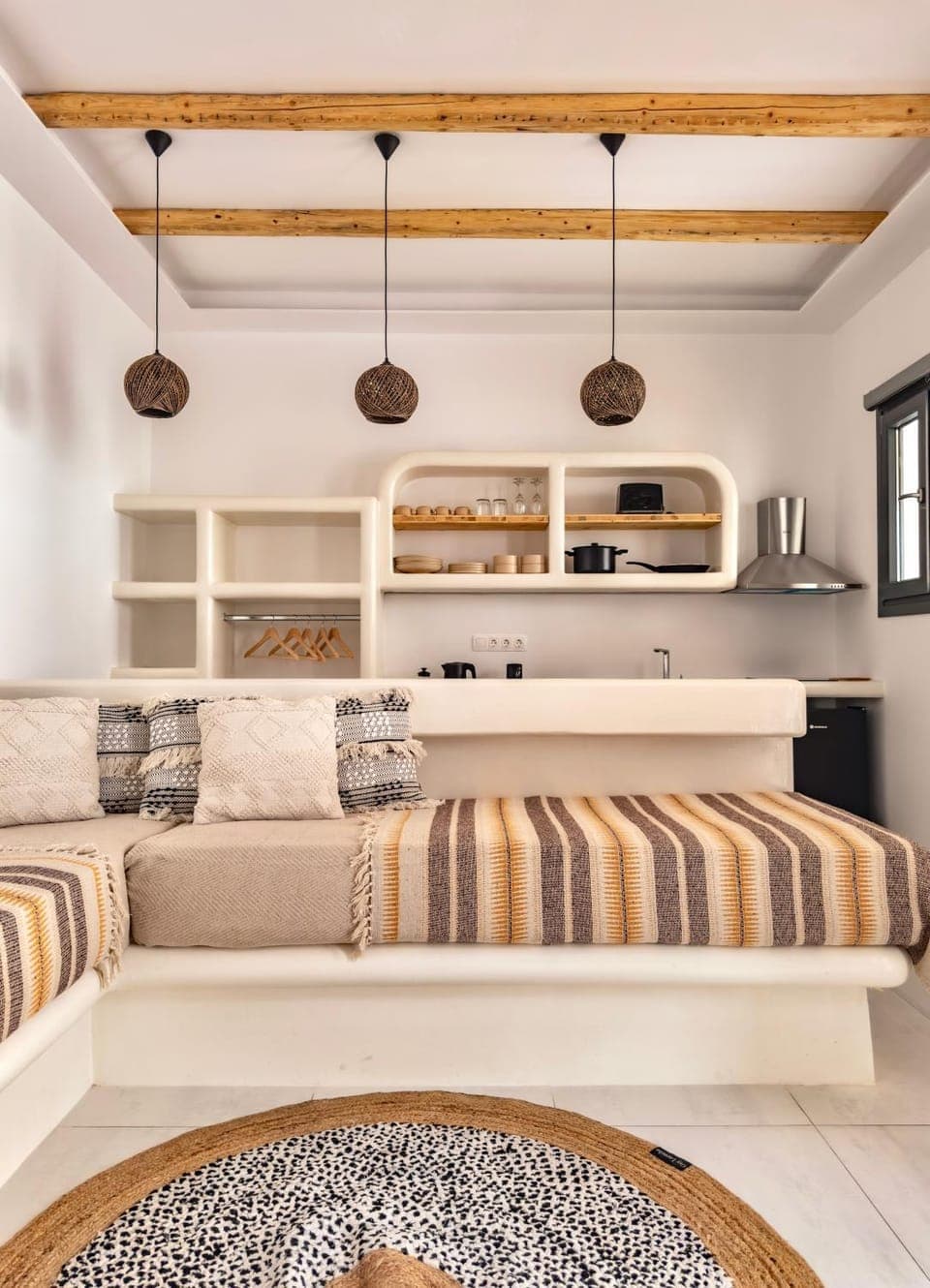 Bed, Kitchen or kitchenette, Seating area