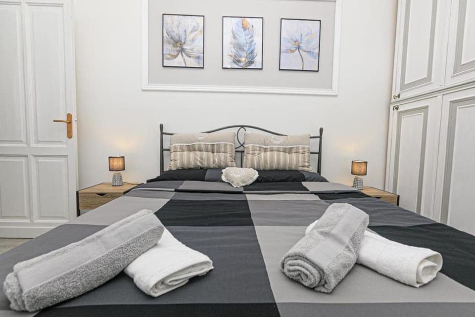 Bed, Bedroom, towels