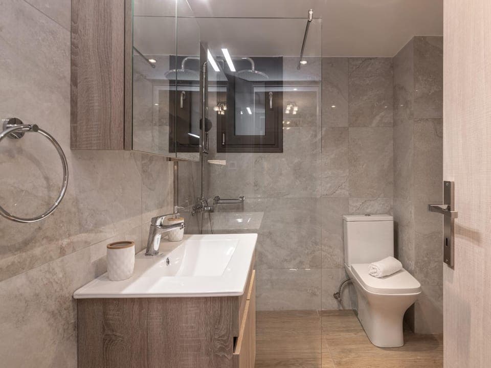 Shower, Toilet, Bathroom, towels