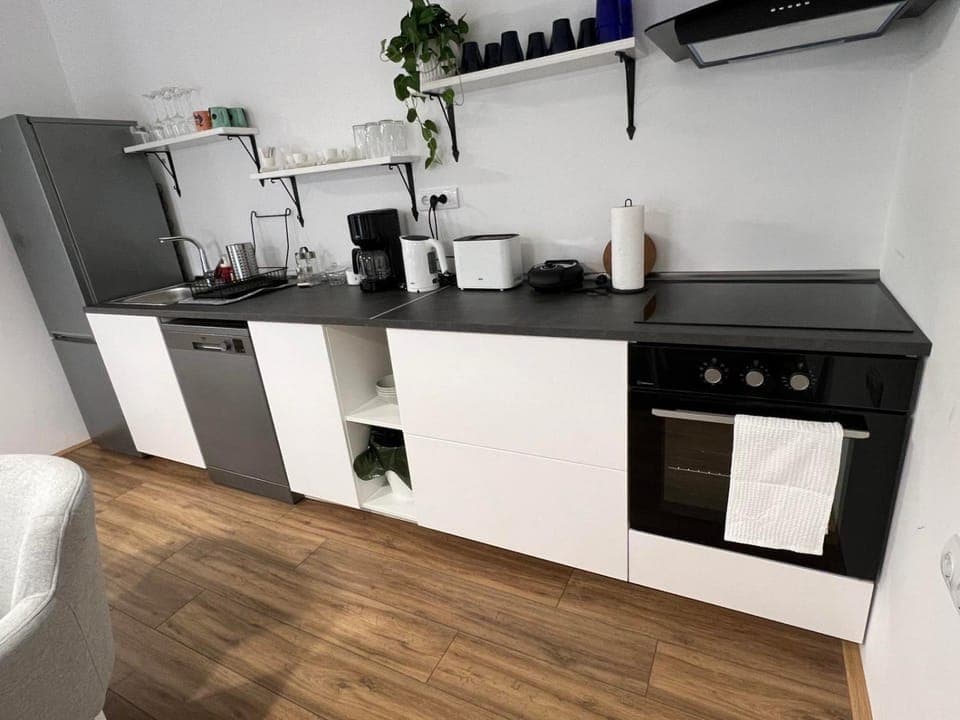 Coffee/tea facilities, Kitchen or kitchenette, dishwasher, oven