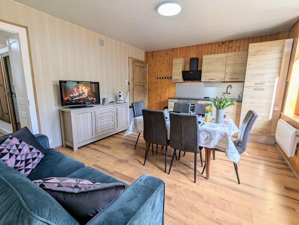 TV and multimedia, Kitchen or kitchenette, Living room, Seating area, Dining area, dishwasher, oven, pet friendly, stove