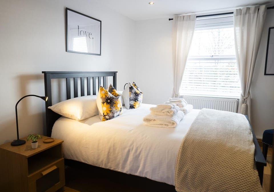 Bed, Photo of the whole room, Bedroom, towels