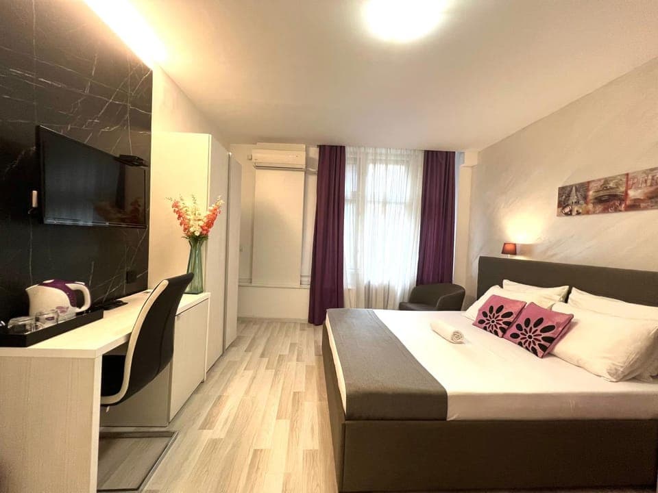 Bed, TV and multimedia, Bedroom