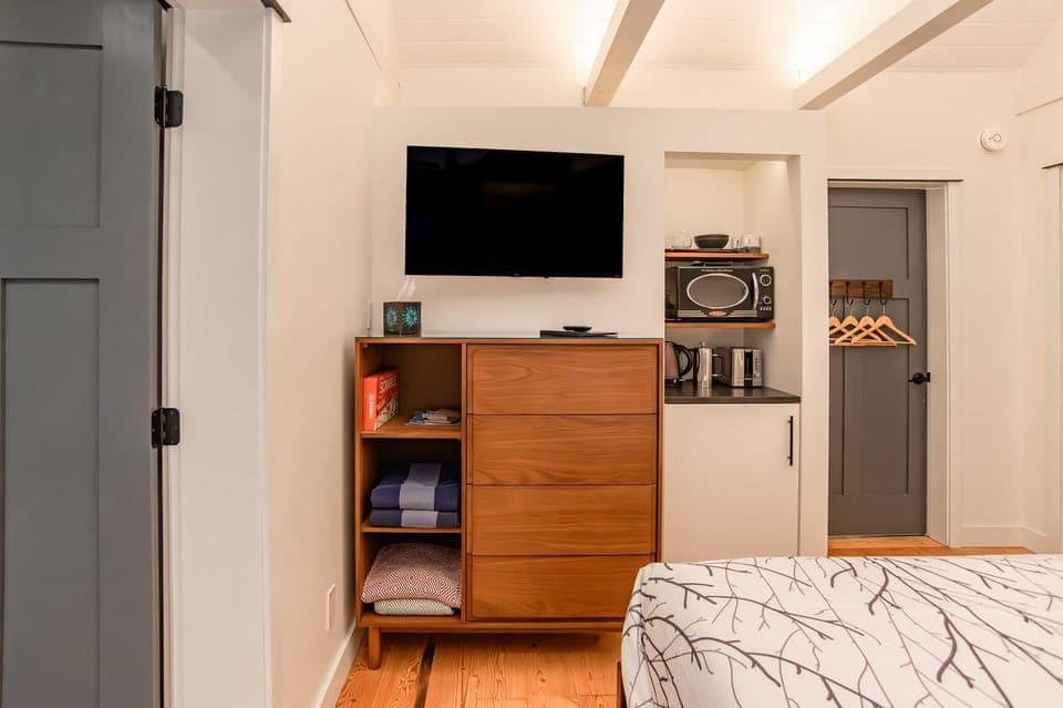 Bed, TV and multimedia, Kitchen or kitchenette