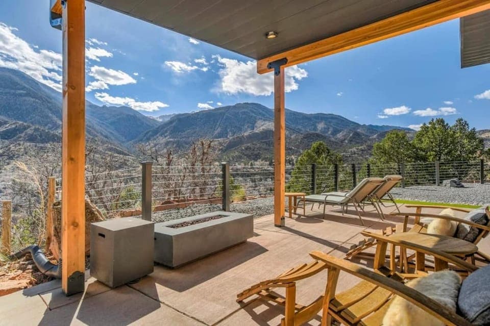 Stunning Views Modern Luxury Hot Tub Sauna House in Manitou Springs