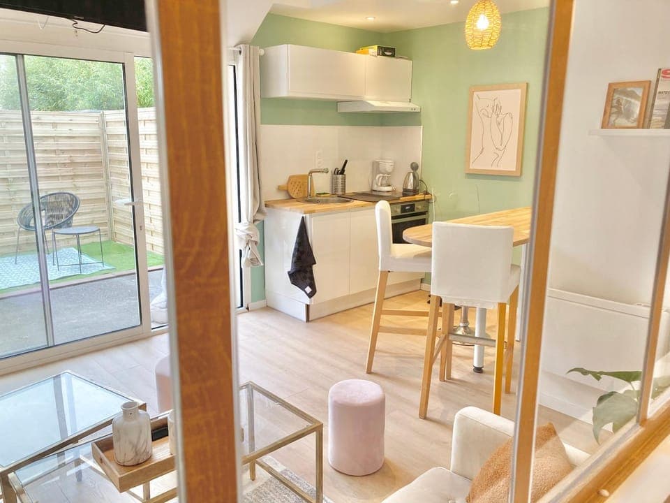 Kitchen or kitchenette, Living room, Seating area, Dining area