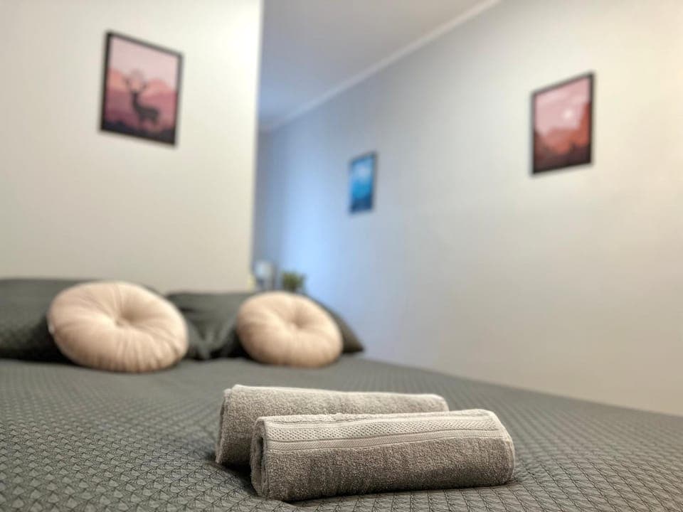 Bed, Photo of the whole room, Bedroom, towels